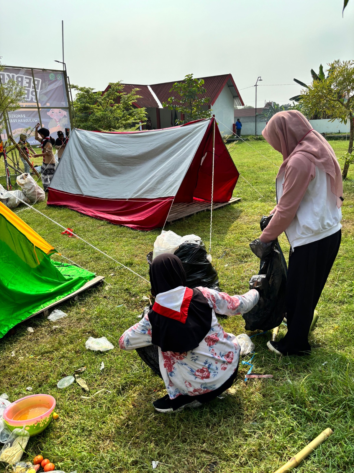 Akhiri Perkemahan, Murid MTsN 9 Bantul Lakukan Aksi Bersih Lingkungan